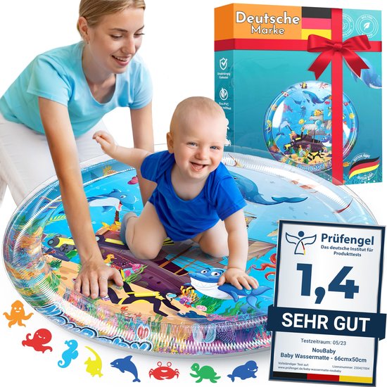 Vrolijke baby op een ronde, blauwe watermat met zeedieren en een scheepswrak. Moeder kijkt toe.