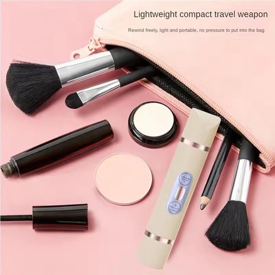 Beige ladyshave tussen make-up accessoires in een toilettas. Lichtgewicht en compact.