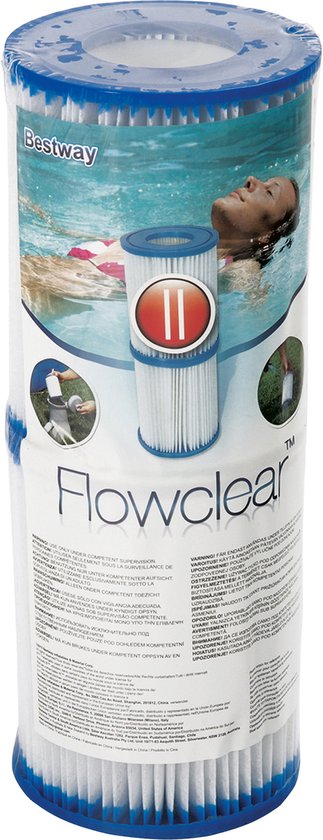 Een verpakking met twee Bestway Flowclear filterpatronen, type II, met blauwe randen. Een vrouw zwemt op de verpakking.