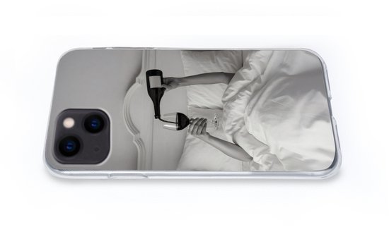 Telefoonhoesje Geschikt voor iPhone 13 mini hoesje - Lakens - Armen - Wijn - Glas - Siliconen Telefoonhoesje Telefoonhoesje