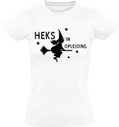 Heks in opleiding Dames t-shirt | heks | heksen | opleiding | school | Harry Potter | bezem | magie | grappig | cadeau | Wit