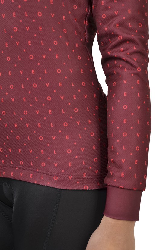 Bordeauxrode longsleeve fietstop met repetitief 'love' patroon. Detail van de mouw en de tailleband.