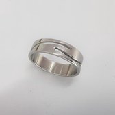 Schitterend dames edelstaal zilverkleurig ring, midden bewerkt met motief maat 20.