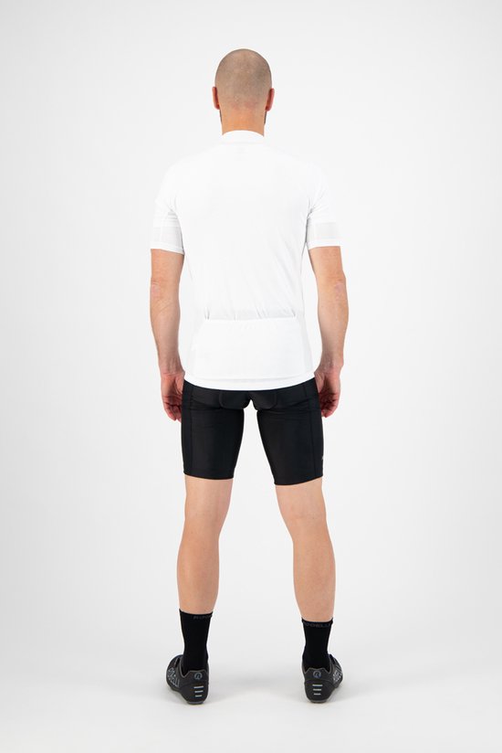 Man van achteren gezien, draagt een witte fietsjersey en zwarte fietsbroek.