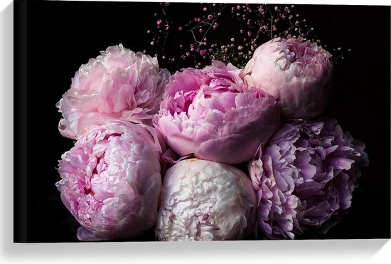 Boeket van zachtroze en paarse pioenrozen met kleine roze bloemetjes op een zwarte achtergrond.