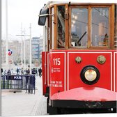 Dibond - Rode Tram in de Stad - 80x80cm Foto op Aluminium (Wanddecoratie van metaal)