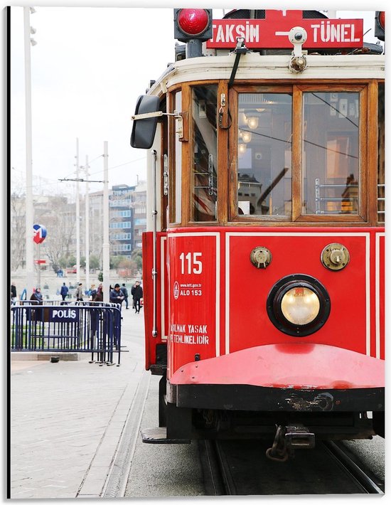 Dibond - Rode Tram in de Stad - 30x40cm Foto op Aluminium (Met Ophangsysteem)