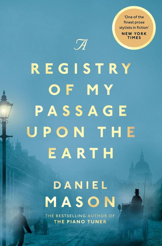 Boekcover van 'A Registry of My Passage Upon the Earth' door Daniel Mason. Titel in gele letters op een blauwe achtergrond met een straatscène uit de 19e eeuw.