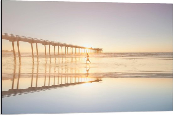 Dibond - Rennende Persoon bij Pier op Strand - 90x60cm Foto op Aluminium (Met Ophangsysteem)