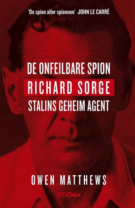Boekcover met rode tekst: 'De onfeilbare spion Richard Sorge Stalins geheim agent'. Achtergrond is een wazige foto van een man.