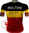 Achterkant van een retro wielershirt in de Belgische kleuren: zwart, geel, rood en horizontale regenboogstrepen op de mouwen.