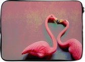 Laptophoes 14 inch - Twee flamingo's kussen elkaar - Laptop sleeve - Binnenmaat 34x23,5 cm - Zwarte achterkant