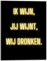 Dibond - Tekst: ''Ik Wijn, Jij Wijnt, WIj dronken'' Neon Letters Goud/Zwart - 30x40cm Foto op Aluminium (Wanddecoratie van metaal)