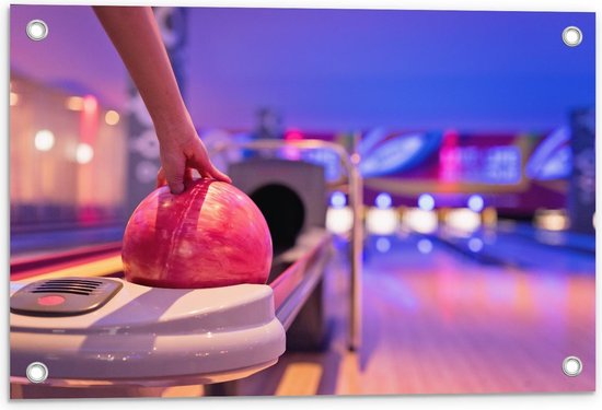 Tuinposter – Hand in Bal op Bowlingbaan - 60x40cm Foto op Tuinposter  (wanddecoratie voor buiten en binnen)