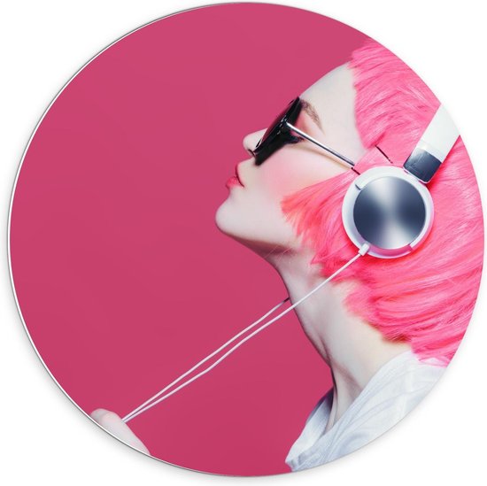 Forex Wandcirkel - Vrouw met Roze Haar en Koptelefoon - 70x70cm Foto op Wandcirkel (met ophangsysteem)