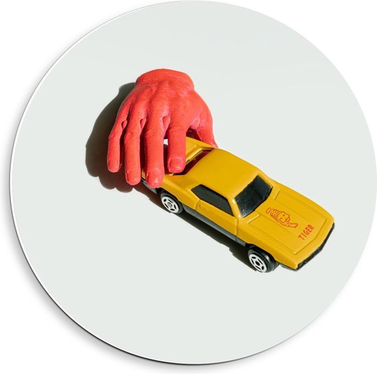 Forex Wandcirkel - Rode Hand op Gele Auto - 40x40cm Foto op Wandcirkel (met ophangsysteem)