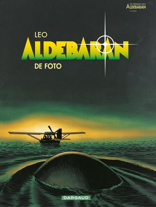 Een watervliegtuigje vaart op het water, met een grote vin die boven de golven uitsteekt. De titel 'Leo Aldebaran De Foto' staat erboven.