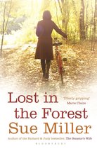 Een vrouw in een bruine jas staat met een rode fiets op een bospad bezaaid met bladeren. De titel 'Lost in the Forest' staat op de voorkant.