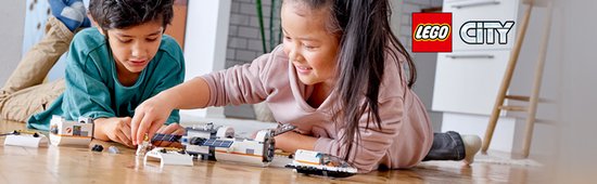 Twee kinderen spelen met LEGO Ruimtevaart speelgoed op de vloer. De LEGO City logo's zijn zichtbaar.