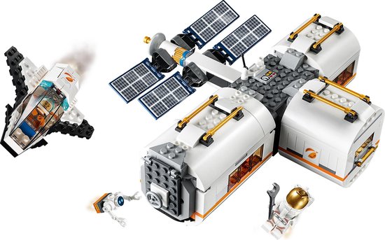 LEGO ruimtestation met zonnepanelen, shuttle, astronauten en robot, op witte achtergrond.