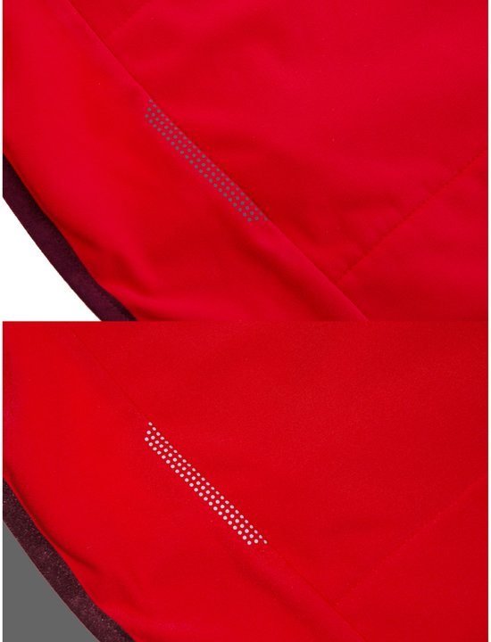 Detail van rode fietsshirt met reflecterende zilveren streepjes op de achterkant.