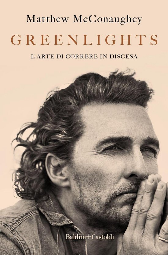 Couverture de livre avec un gros plan de Matthew McConaughey, avec le texte "GREENLIGHTS L'ARTE DI CORRERE IN DISCESA"
