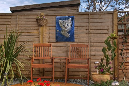 Tuinposter 30x40 cm - Tuindecoratie Een kitten in een denim jeans - Poster voor in de tuin - Buiten decoratie - Schutting tuinschilderij - Tuindoek muurdecoratie - Wanddecoratie balkondoek