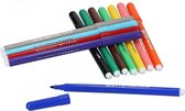 Set van twaalf Giotto Turbo Color stiften, waaronder paars, blauw, grijs, rood, zwart, groen, bruin, geel, roze en oranje. Een blauwe stift ligt met dop ernaast.