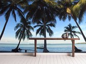 Professioneel Fotobehang Uitzicht op zee met palmbomen - groen blauw - Sticky Decoration - fotobehang - decoratie - woonaccesoires - inclusief gratis hobbymesje - 355 cm breed x 240 cm hoog -