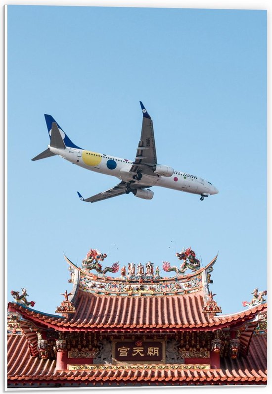 Forex - Vliegtuig boven Chinees Gebouw - 40x60cm Foto op Forex