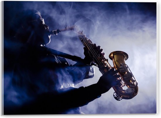 Acrylglas - Saxofoonspeler bij Blauwe Lampen met Rook - 40x30cm Foto op Acrylglas (Met Ophangsysteem)