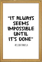 JUNIQE - Poster met houten lijst Onmogelijk - Quote van Nelson Mandela