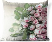 Sierkussen Roze roos voor buiten - Een grote boek van roze rozen ligt op een tafel. - 60x60 cm - vierkant weerbestendig tuinkussen / tuinmeubelkussen van polyester