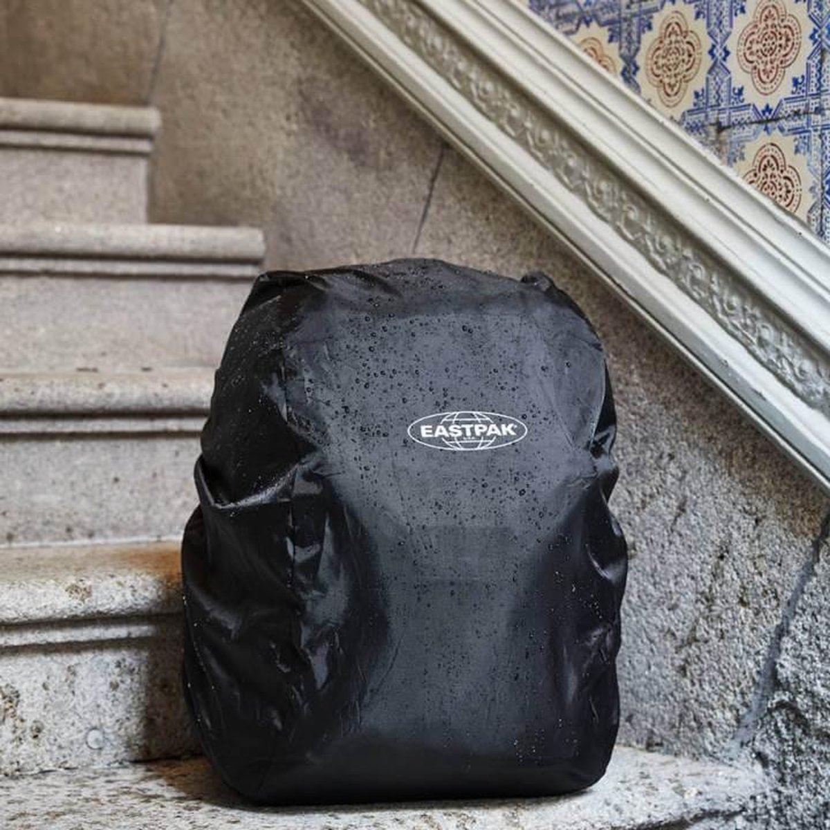 Eastpak CORY Regenhoes - Black | bol.com