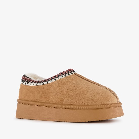 Cognackleurige lage pantoffel met dikke, bruine zool en gebreide, geborduurde rand.