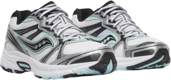 Een paar witte Saucony sneakers met zilveren en lichtblauwe accenten, zwarte strepen en veters.