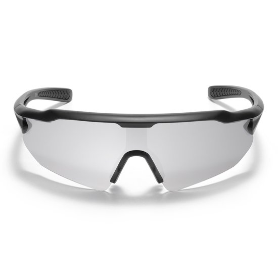 Zwarte sportbril met een spiegelend, breed glas en een strak, gepolijst montuur. Voorkant zichtbaar.