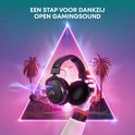 Hand met Beyerdynamic MMX 330 PRO headset, zwevend in een neon driehoek, met palmbomen en stadsbeeld.