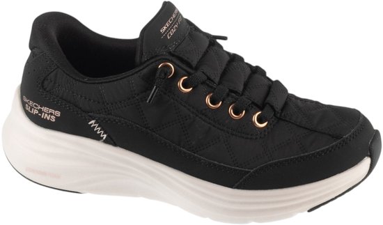 Zwarte Skechers sneaker met roze veterogen, witte zool en gewatteerd patroon.