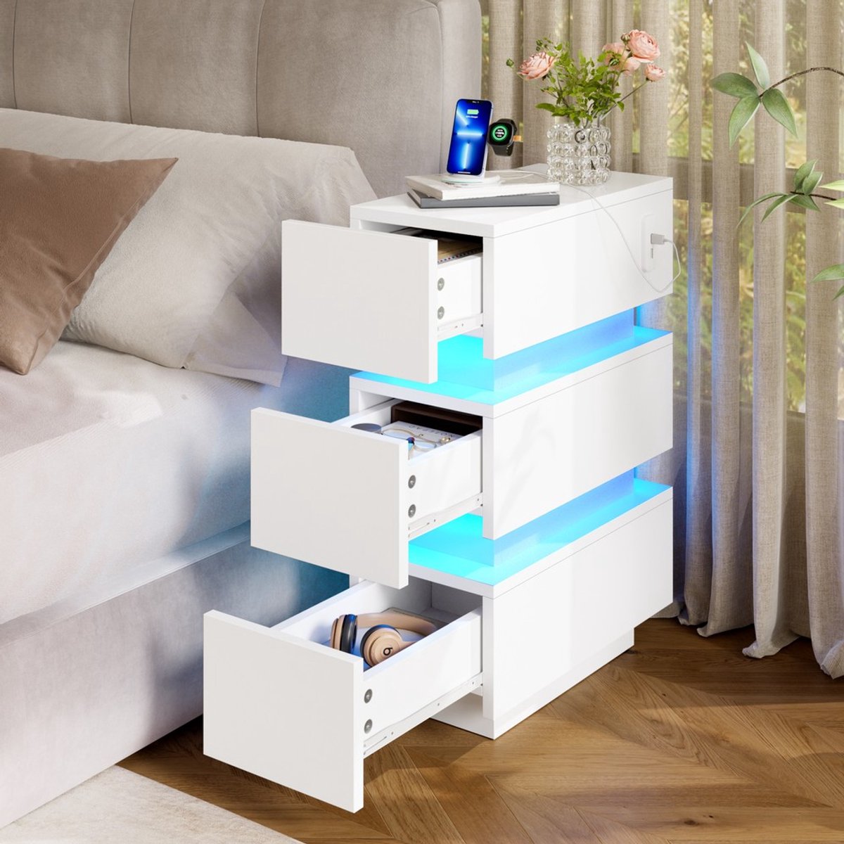 KOMHTOM Smal nachtkastje met stopcontact en led-verlichting – 3 lades, set van 2, veel opbergruimte voor de slaapkamer en woonkamer, wit, 20 x 40 x 59,5 cm
