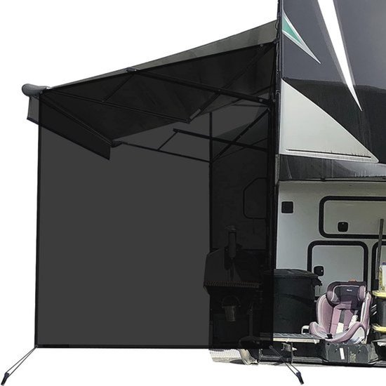 Zwart mesh zonnescherm gemonteerd aan een camperluifel voor schaduw.