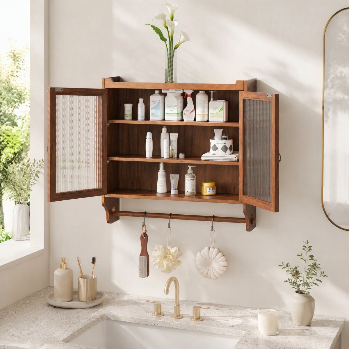 MEUNIQ Wandkast 63 x 18 x 60 cm met dubbele glazen deuren, 3 opbergniveaus, uitneembare planken en handdoekrek voor badkamer, bruin