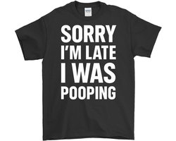 Humor Shirt – Sorry I'm Late I Was Pooping – Leuk Cadeau – Unisex T-Shirt voor Dames & Heren – Grappig Cadeau