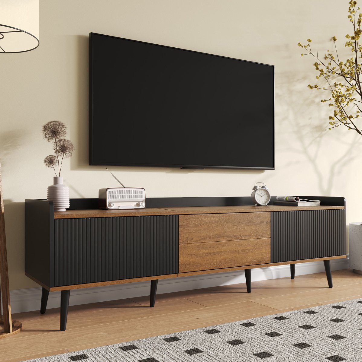 MEUNIQ TV-meubel 160 x 39 x 49,5 cm met 3 deuren, verhoogde rand en houten poten voor gesloten opbergruimte in de woonkamer, zwart en naturel