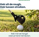 De zwarte vangkop van de Stripe hengel haalt een witte golfbal uit lang gras en tussen struiken.