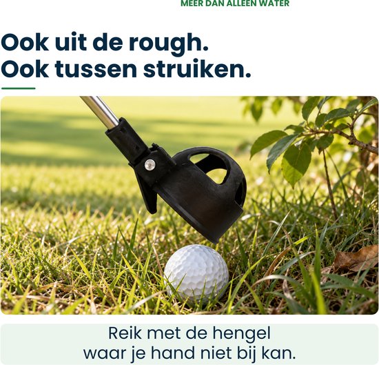 De zwarte vangkop van de Stripe hengel haalt een witte golfbal uit lang gras en tussen struiken.