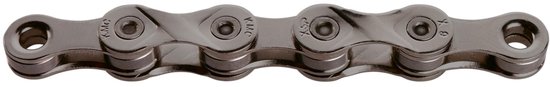 Grijze KMC 9-speed fietsketting met gladde schakels en ingegraveerd KMC-logo.