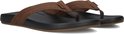 Bruine leren teenslippers met zwart voetbed en bruine zool.