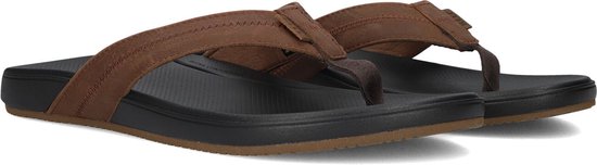 Bruine leren teenslippers met zwart voetbed en bruine zool.