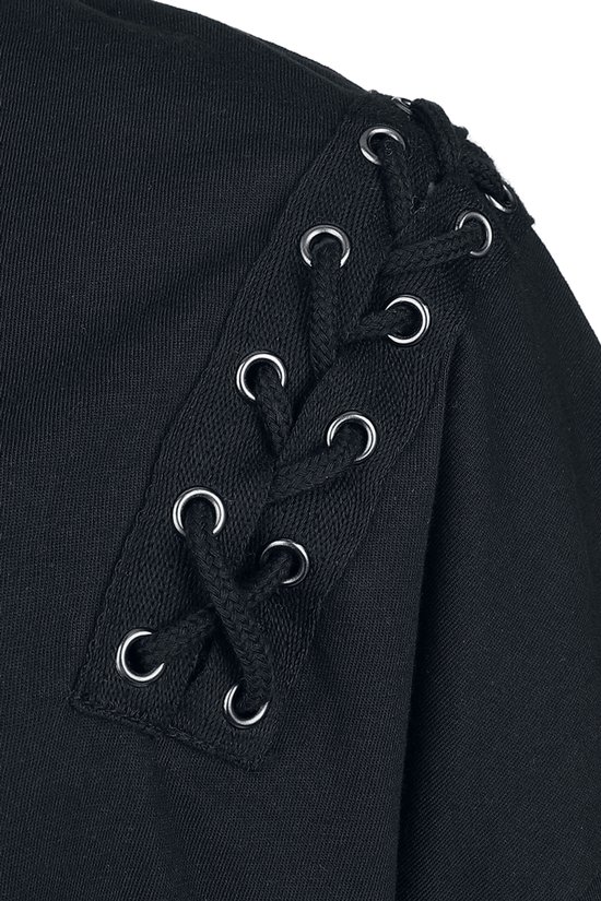 Detailopname van een zwart T-shirt met een decoratieve vetersluiting in zwarte oogjes op de schouder.